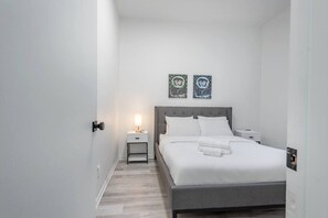Iron/ironing board, WiFi, bed sheets - Downtown|5 min to Bell Center| Onsite parking $ (Montréal)