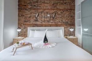 1 slaapkamer, een bureau, een strijkplank/strijkijzer, wifi