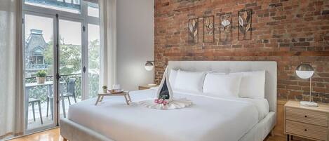 Desk, iron/ironing board, WiFi, bed sheets