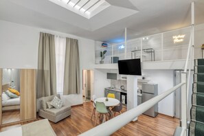 Apartment, 1 Schlafzimmer, Balkon, Stadtblick | Wohnzimmer | Bücher