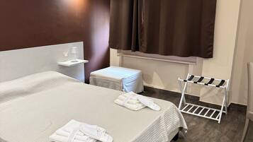 Camera doppia | Una cassaforte in camera, tende oscuranti, ferro/asse da stiro