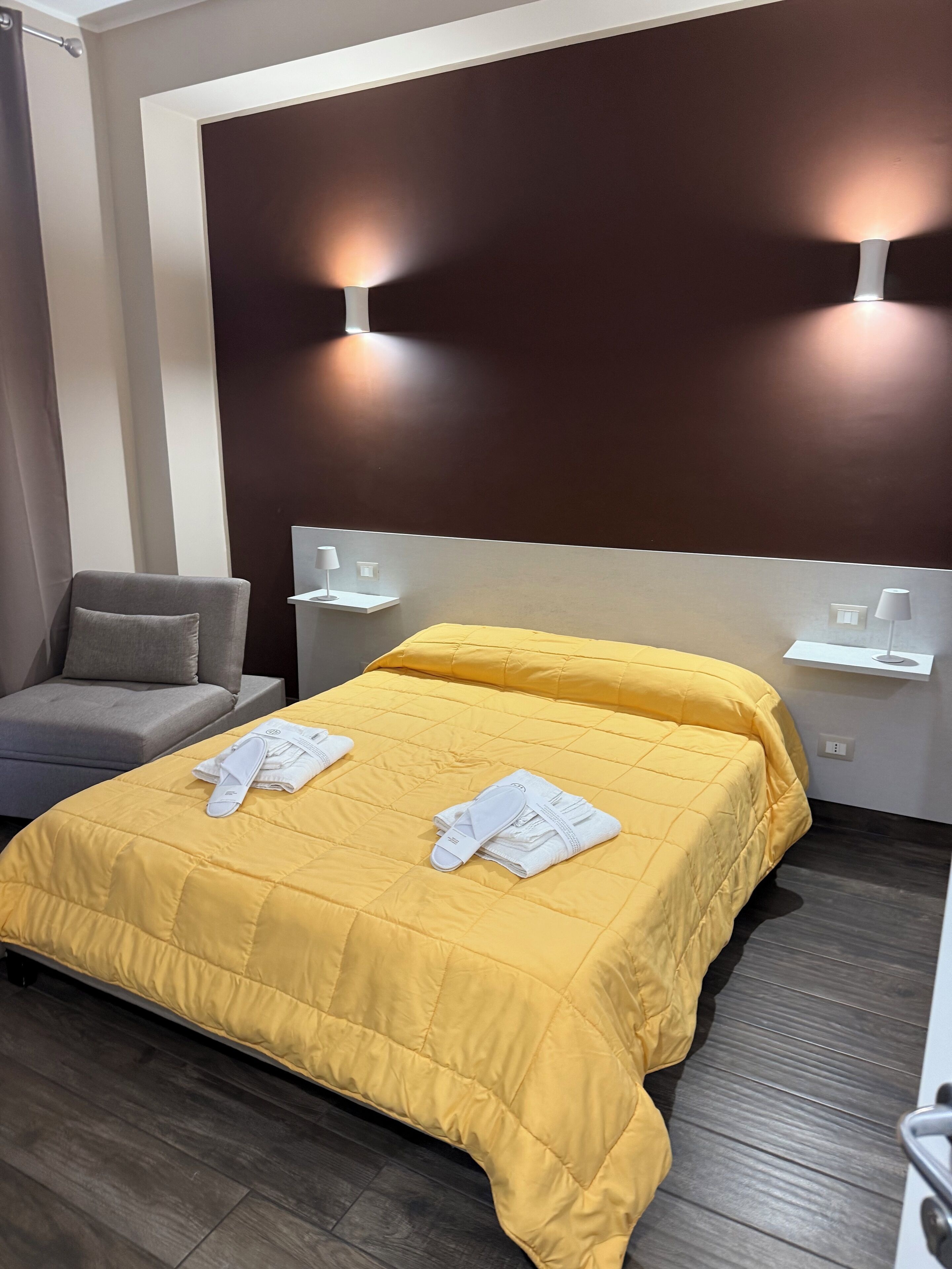 Habitación triple, balcón, vista parcial al mar | Caja de seguridad en la habitación y cortinas blackout 