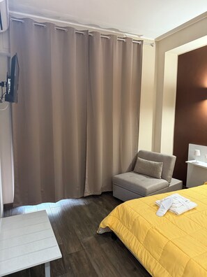 Herbergi fyrir þrjá - svalir - sjávarsýn að hluta | Öryggishólf í herbergi, myrkratjöld/-gardínur, straujárn/strauborð