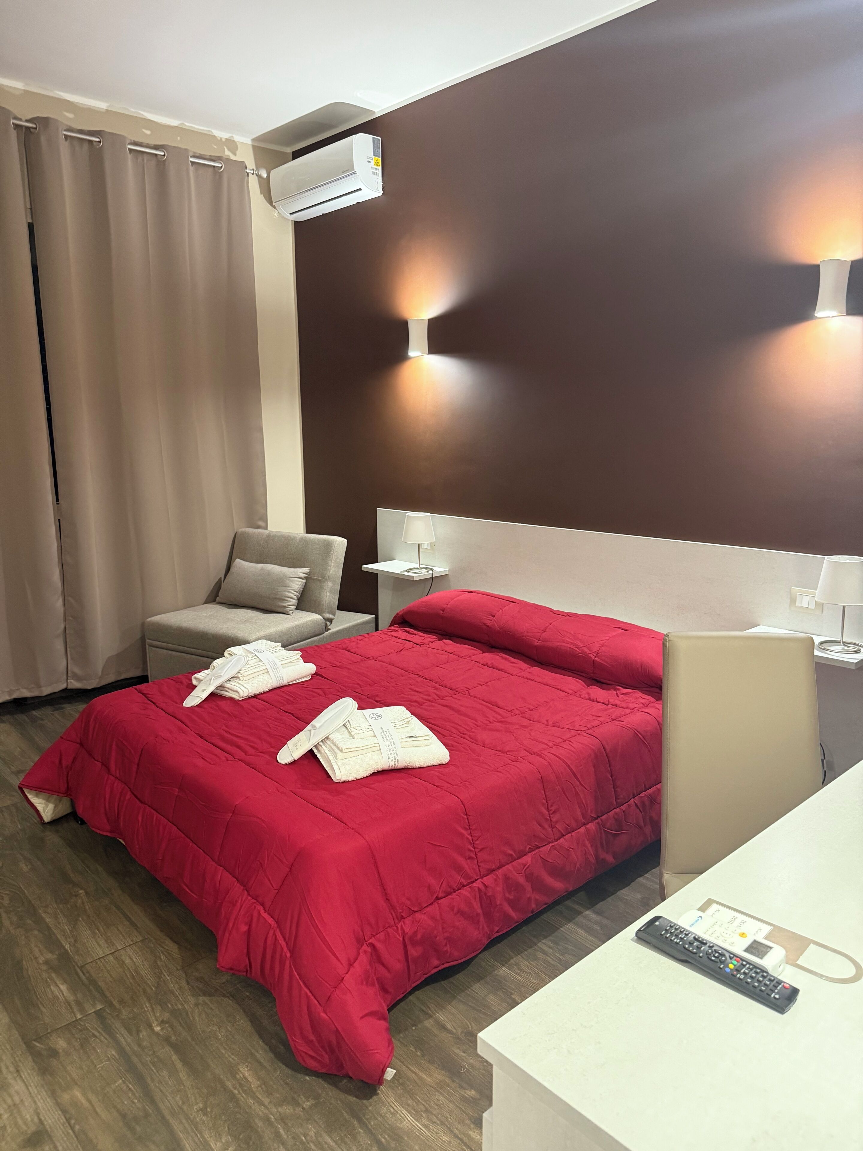 Habitación cuádruple, balcón, vista parcial al mar | Caja de seguridad en la habitación y cortinas blackout 