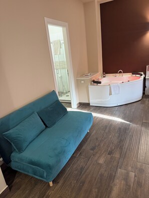 Svíta - svalir - borgarsýn | Öryggishólf í herbergi, myrkratjöld/-gardínur, straujárn/strauborð