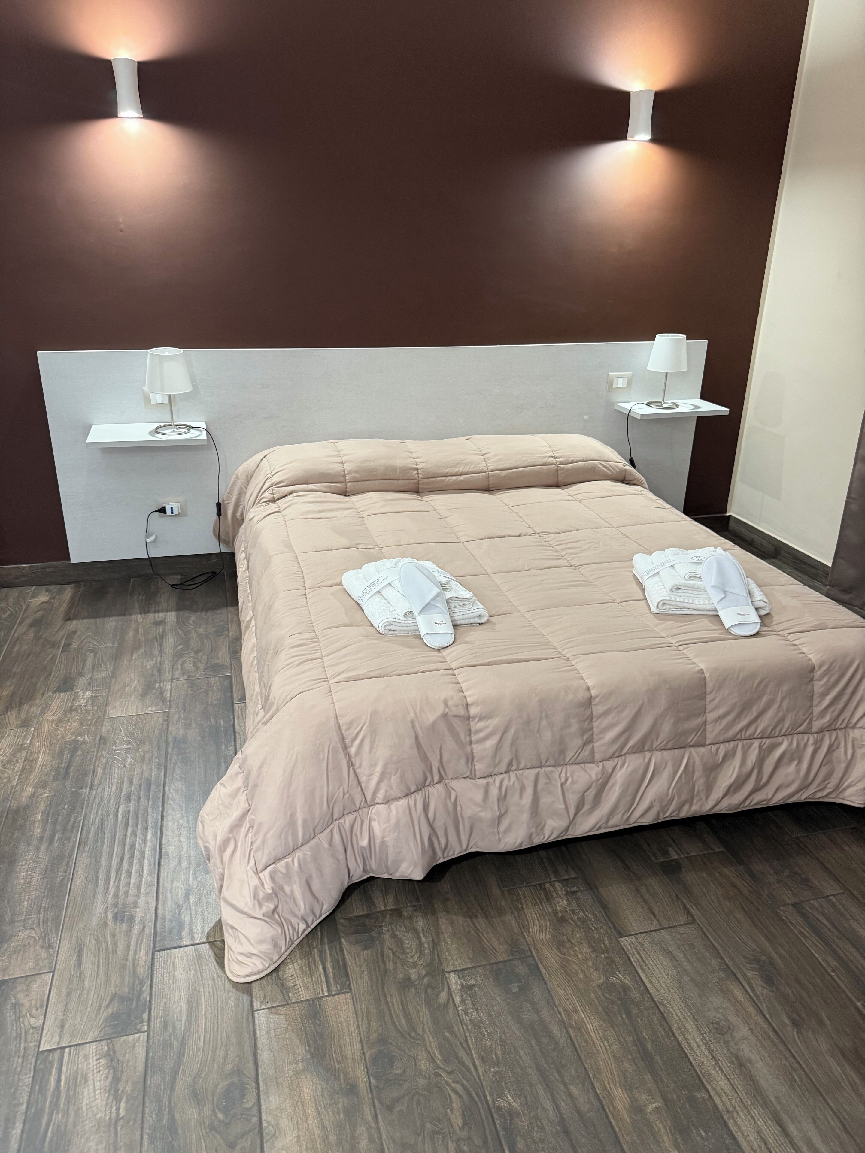 Habitación doble, balcón, vista a la ciudad | Caja de seguridad en la habitación y cortinas blackout 