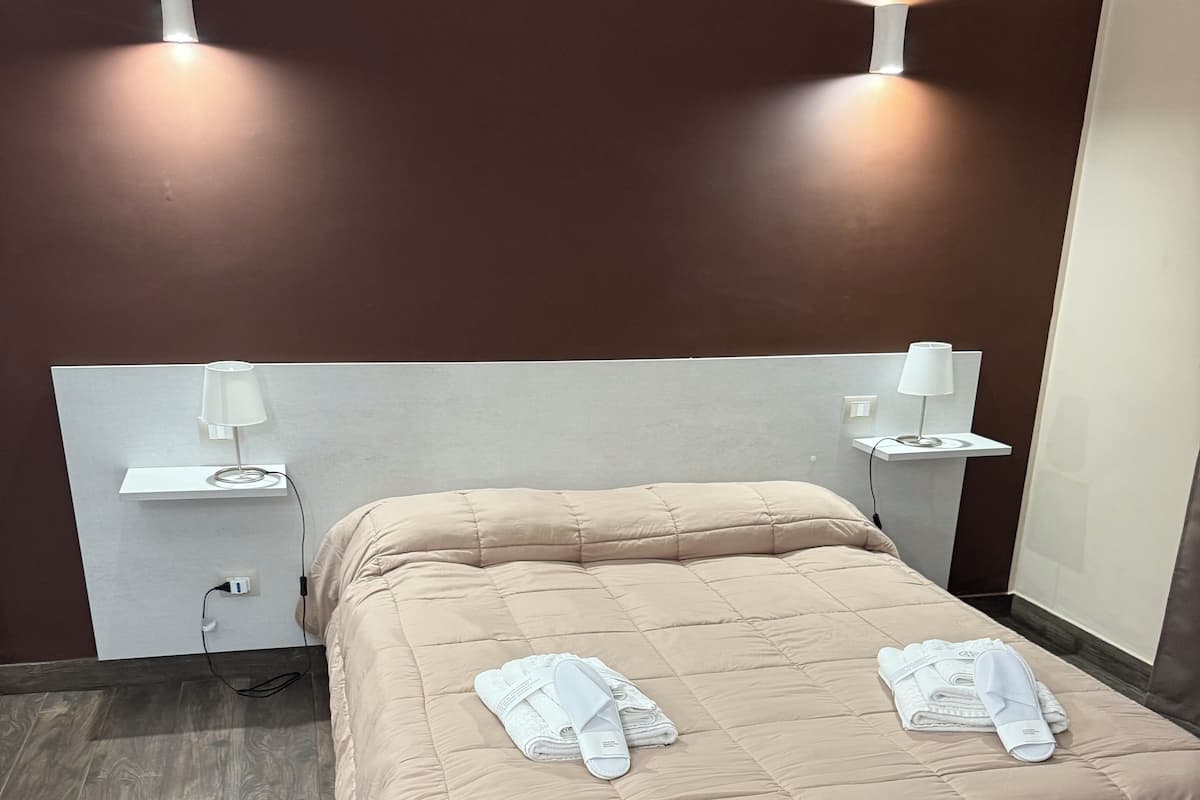 Habitación doble, balcón, vista a la ciudad | Caja de seguridad en la habitación y cortinas blackout