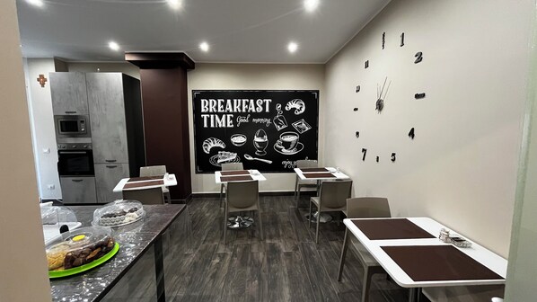 Ókeypis morgunverðarhlaðborð daglega