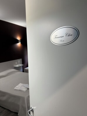 خزنة داخل الغرفة وستائر تعتيم ومكواة/لوح كي وواي فاي مجانًا