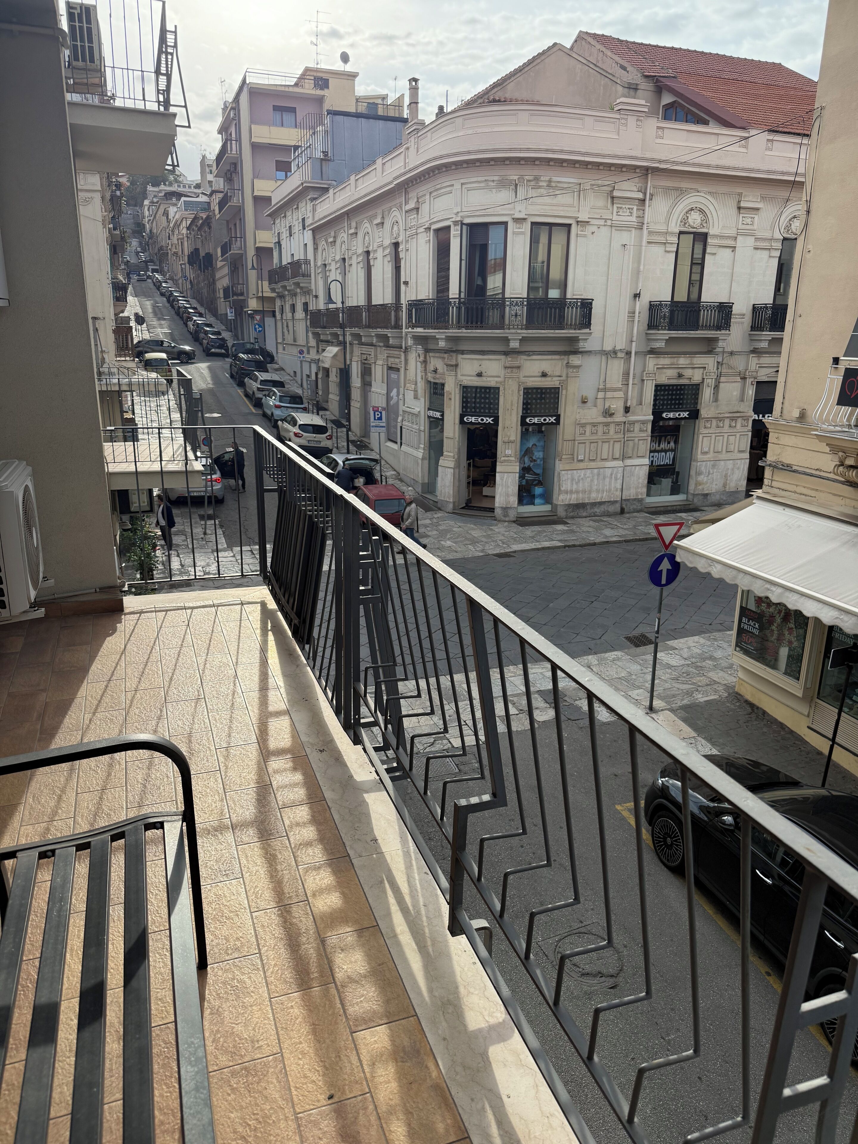 Camera tripla, balcone, vista mare parziale | Una cassaforte in camera, tende oscuranti, ferro/asse da stiro