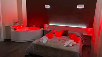 Suite, balcón, vista a la ciudad | Caja de seguridad en la habitación y cortinas blackout