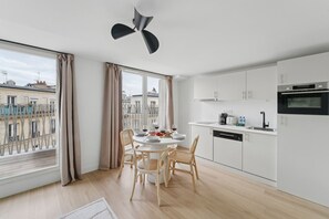 Fridge, microwave, oven, stovetop - Lavie Maison: Spacious Apartment with Terrace (Paris)