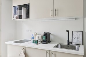 Fridge, microwave, oven, stovetop - Lavie Maison : Spacious Studio near Montmartre (Paris)