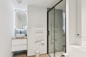 Hair dryer, towels - Lavie Maison : Spacious Studio near Montmartre (Paris)