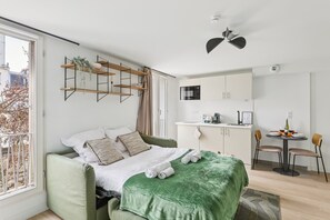 Iron/ironing board, travel cot, WiFi, bed sheets - Lavie Maison : Spacious Studio near Montmartre (Paris)