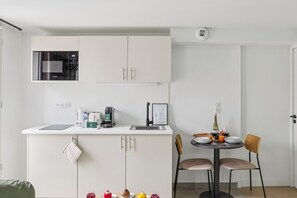 Fridge, microwave, oven, stovetop - Lavie Maison : Spacious Studio near Montmartre (Paris)