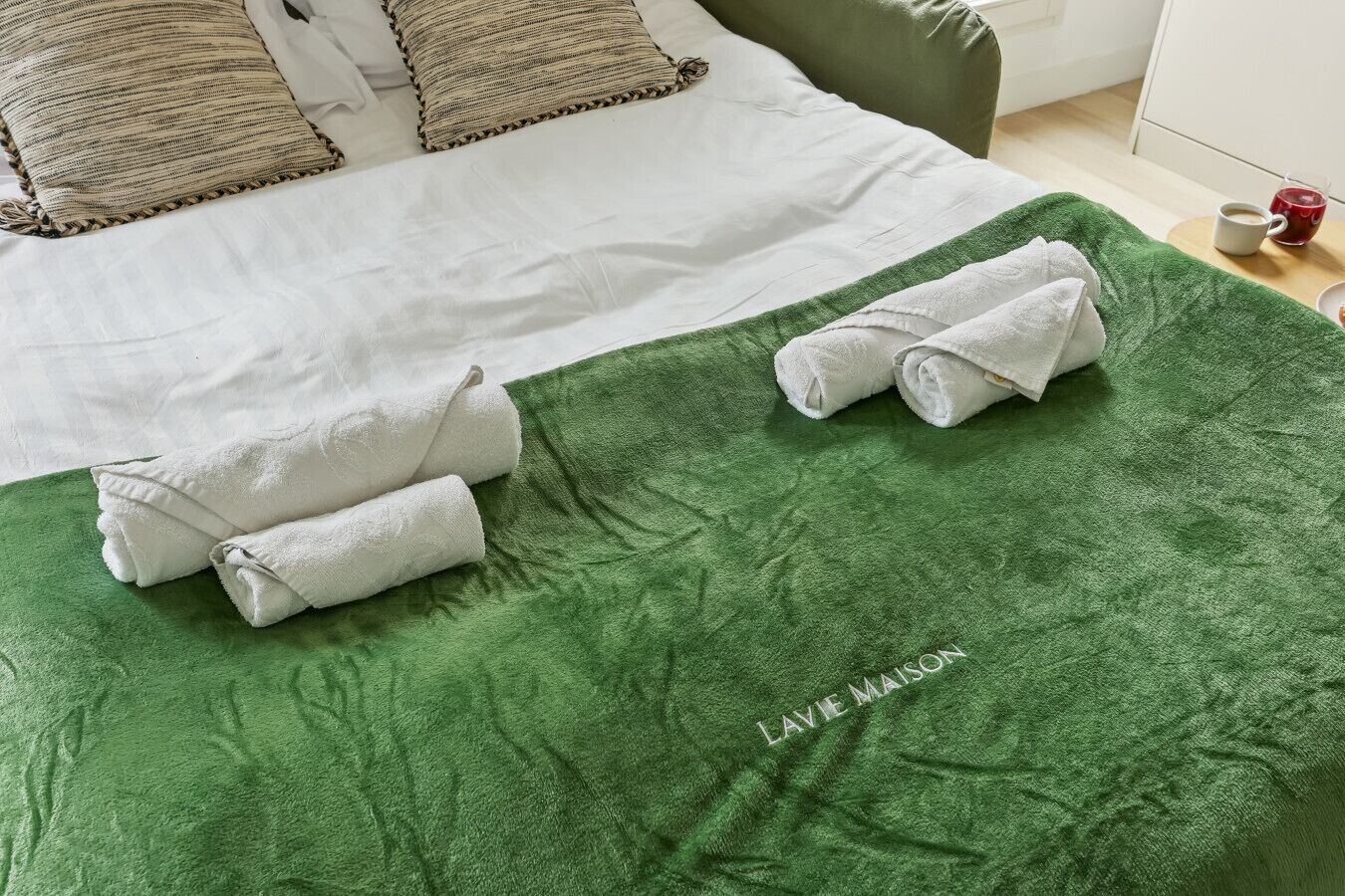 Tabla de planchar con plancha, cuna de viaje, wifi y ropa de cama 