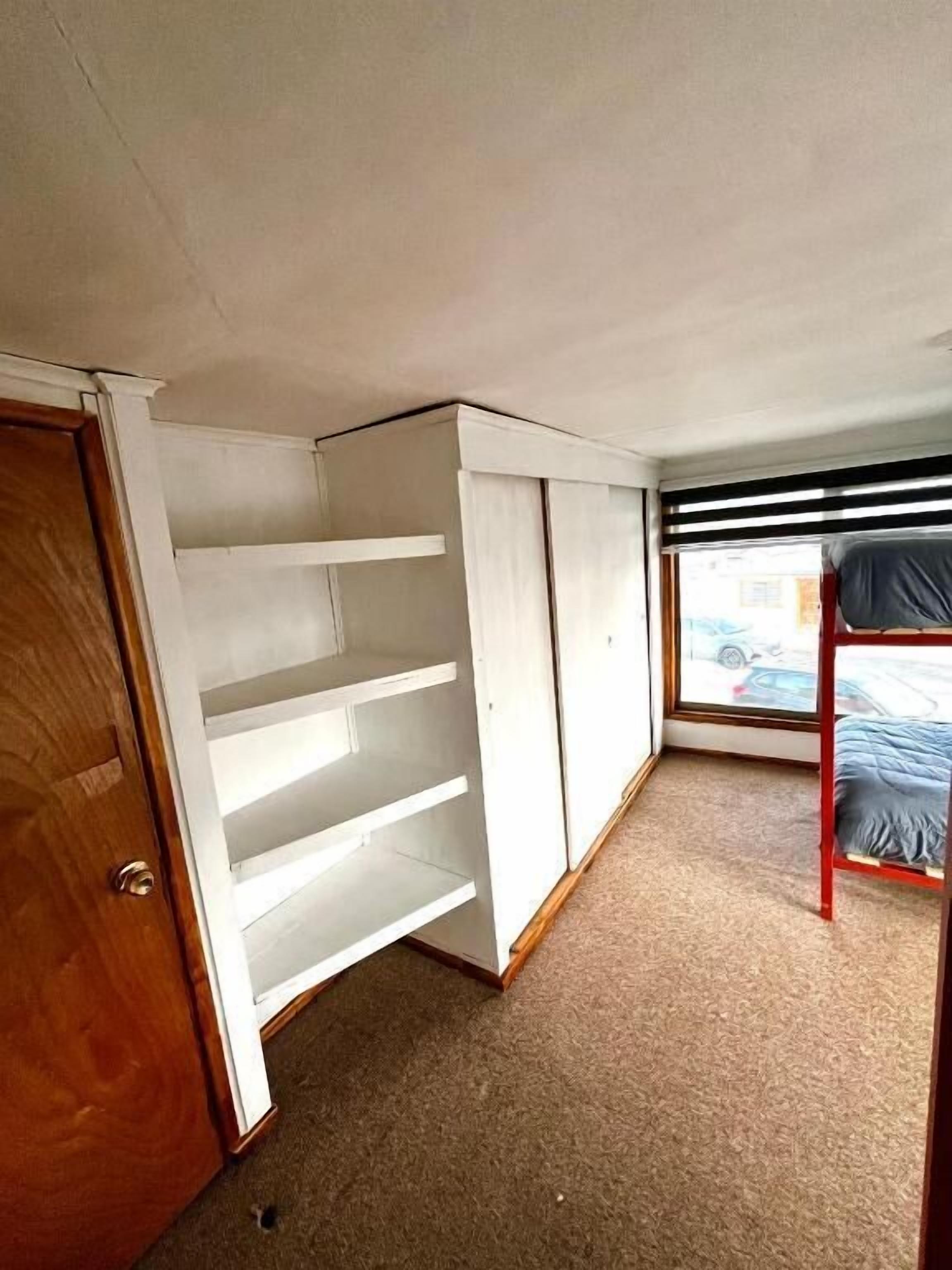 Dortoir Partagé, vue ville | Intérieur