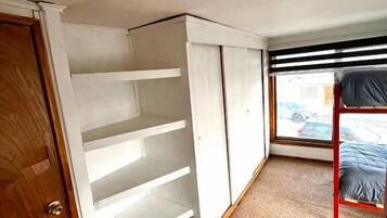 Dortoir Partagé, vue ville | Intérieur