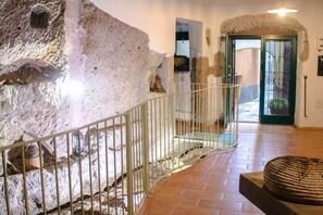 Interior - Sardinian Gallery Sa Pigulosa (Bosa)