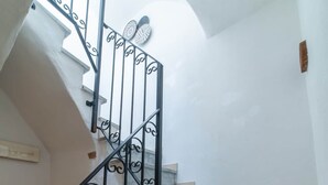 Una escala amb baranes de metall negre i graons de marbre.