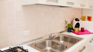 Kühlschrank, Ofen, Herdplatte, Kochgeschirr/Geschirr/Besteck