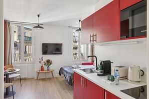 Fridge, microwave, stovetop, coffee/tea maker - Lavie Maison : Charming Studio near Montmartre (Paris)