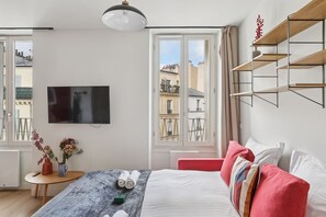 Iron/ironing board, travel cot, WiFi, bed sheets - Lavie Maison : Charming Studio near Montmartre (Paris)