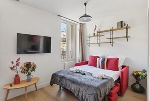 Iron/ironing board, travel cot, WiFi, bed sheets - Lavie Maison : Charming Studio near Montmartre (Paris)