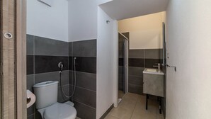 Ein Badezimmer mit Toilette, Dusche und Waschbecken.