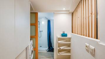 Een douche, een haardroger, handdoeken