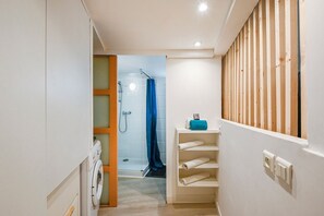 Shower, hair dryer, towels - Bright & Renovated Studio (Marseille)