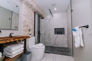 Shower, hair dryer, towels, soap - EVA Boutique Resort & SPA - Santo Largo (Savaneta)