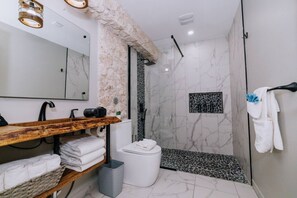 Dusche, Haartrockner, Handtücher, Seife