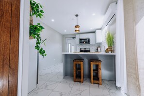 Refrigerador, microondas, horno y parrilla de estufa 