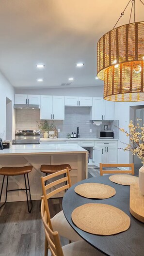 Private kitchen - Modern Home; Fully Equipped- 10 min. from Airport! (Orlando)