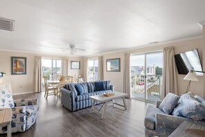 TV - 70 Steps to the Sand • 2BR/1BA • 2 Balconies • Sleeps 6 (Dewey Beach)