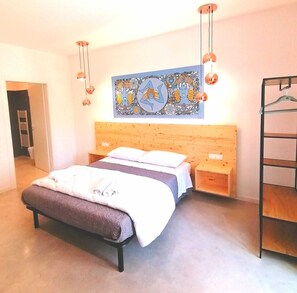 Szoba kétszemélyes ággyal, erkély, kilátással a városra | Ingyenes wifi