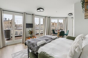 2 bedrooms, iron/ironing board, travel cot, WiFi - Lavie Maison : Private Terrace & Air Conditioning (Paris)