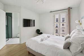 2 bedrooms, iron/ironing board, travel cot, WiFi - Lavie Maison : Private Terrace & Air Conditioning (Paris)