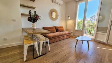 Basic Apartment | Living area