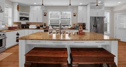 6 Bedrooms | Bar Lounge & Pool | Foosball