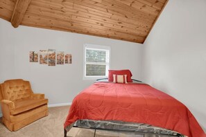 Escritorio, tabla de planchar con plancha, wifi y ropa de cama