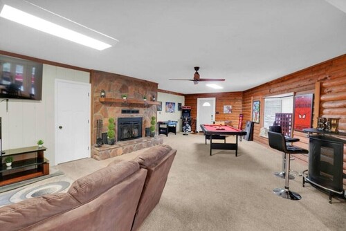 6 Bedrooms | Bar Lounge & Pool | Foosball