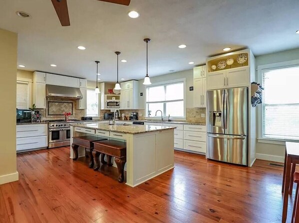 Refrigerador, microondas, horno y parrilla de estufa 