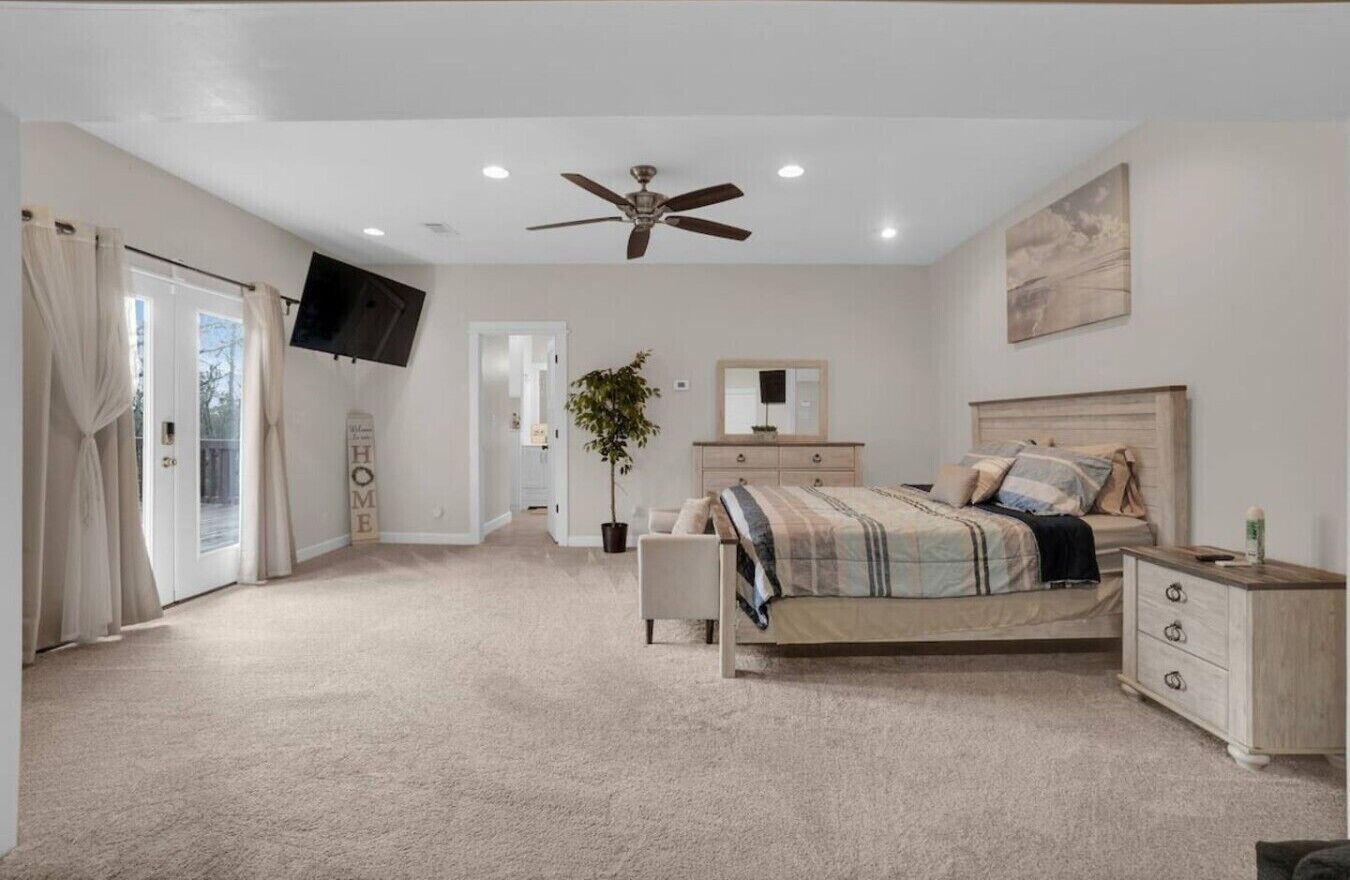 Desk, iron/ironing board, WiFi, bed sheets
