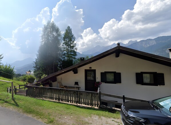Property grounds - Apartment 'Ginepro Verde' with Mountain View, Private Terrace and Private Garden (Lorenzag di Cadore)