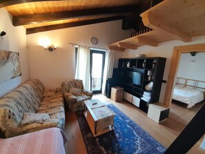 Living area - Apartment 'Ginepro Verde' with Mountain View, Private Terrace and Private Garden (Lorenzag di Cadore)