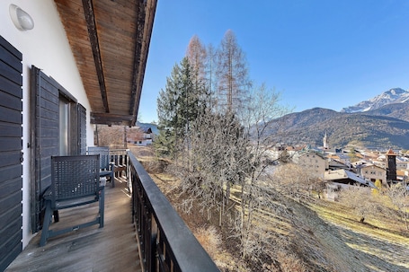 Property grounds. Apartment 'Ginepro Verde' with Mountain View, Private Terrace and Private Garden