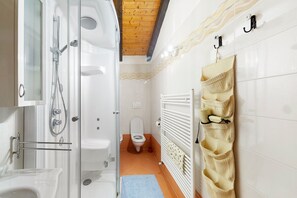 Suihku, hiustenkuivaaja, pyyhkeet